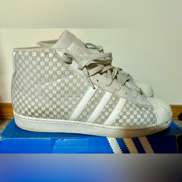 Adidas - light grey - men’s 12 - Picture 3 of 6